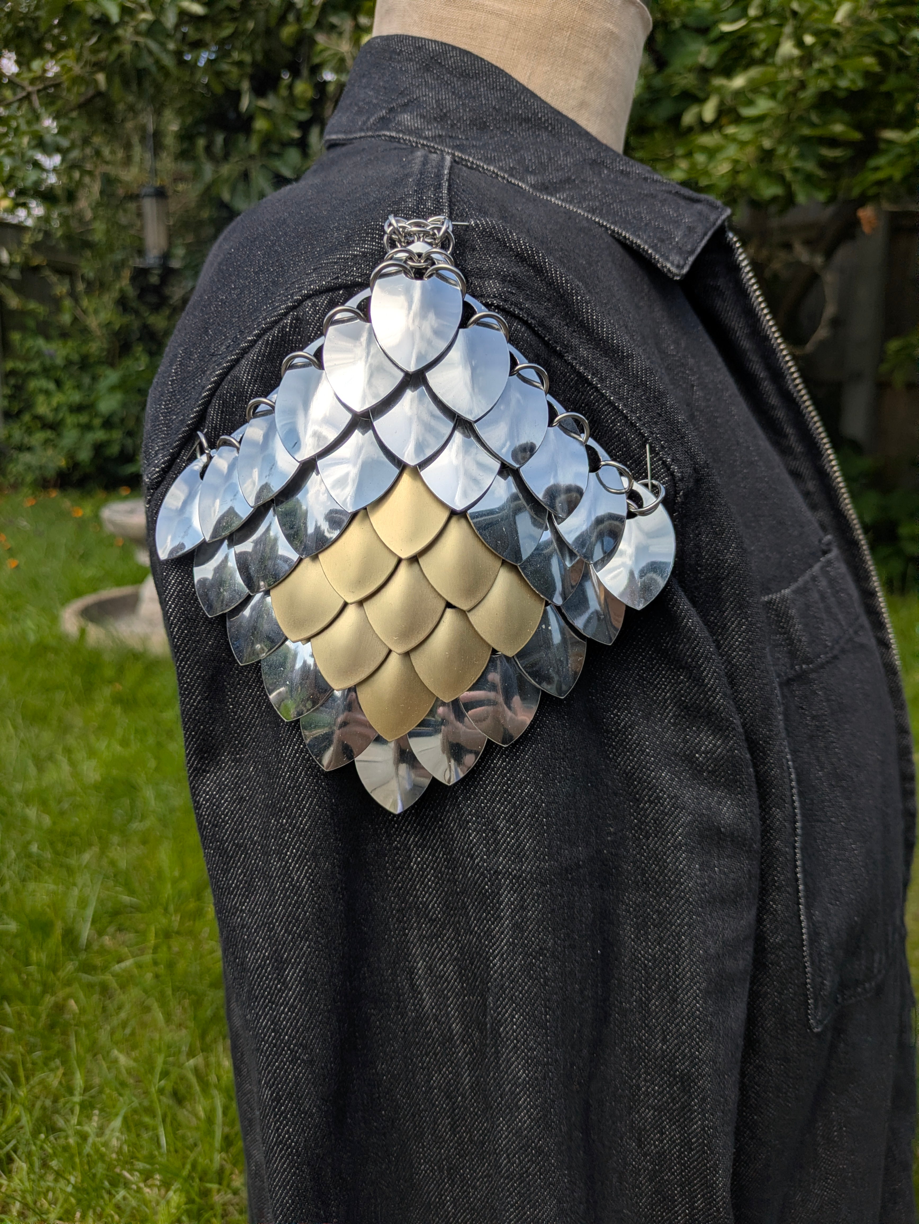 One Scalemaille Pauldron
